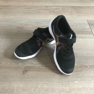 Girls Nike Revolution 4